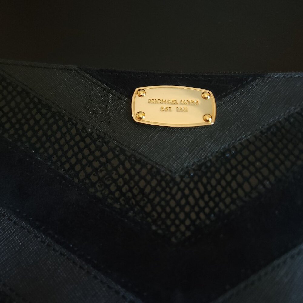 MICHAEL KORS JET SET Clutch Chevron Leather Suede Mixed Media Black NWOT $148 - Picture 2 of 8